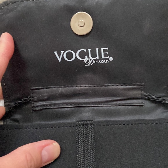 Black tassel makeup brush bag. - Picture 3 of 8